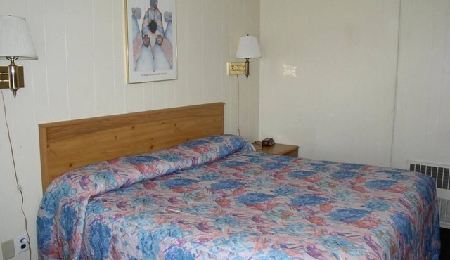 Budget Inn/1 Queen Bed Non-Smoking