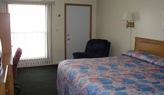 Budget Inn/ 1 Queen Bed Non Smoking