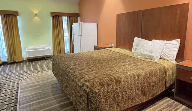 Budget King Room w/Convenient Features Near Houston City Center