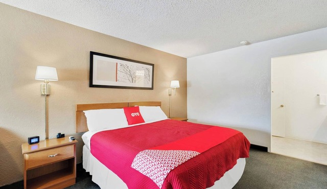 Budget Lodge Near I-10 – Pet-Friendly, Comfortable, Convenient & Clean
