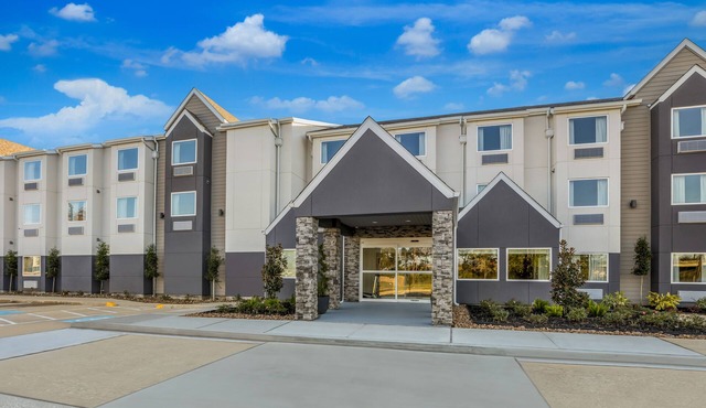 Budget Lodging in Sulphur: Parking Available Onsite, Pets Stays FREE!