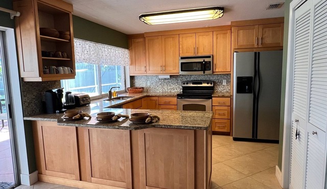 Budget & Pet Friendly 3/2 - Close to Everything