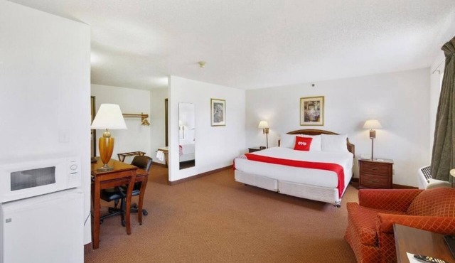 Budget Room Near Lake Michigan, Hiking Trails & Lighthouse Place Outlet Shopping