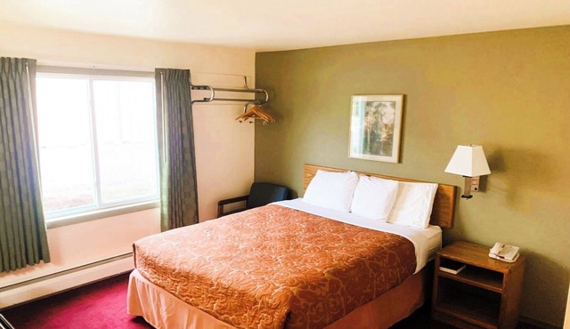 Budget Room Near Staples Dining – Perfect Rest Stop for Road Trippers