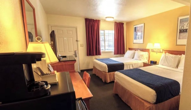 Budget Room w Comfortable Beds + Bathtub Perfect for Families Visiting Pendleton