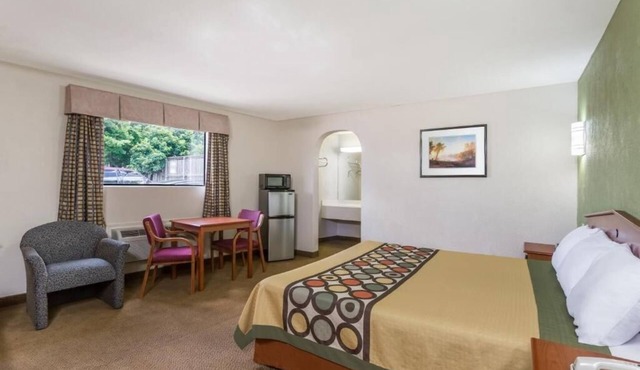 Budget Stay at Knights Inn Franklin Ave Waco! Parking, Pets Allowed!