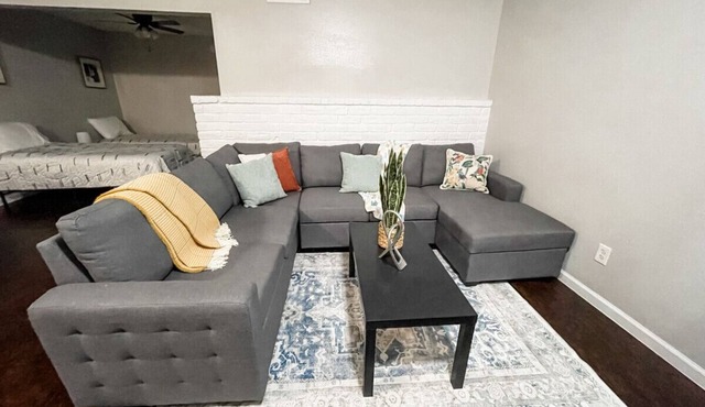 Budget Stay - Minutes to Dining, Beach & Downtown