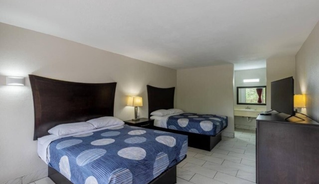 Budget Stay Near Beeville Country Club – 4 Rooms w/Free Parking