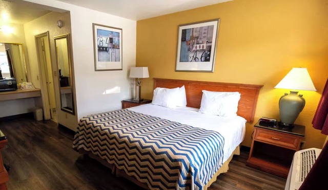 Budget Stay w/King Bed & Free Breakfast Perfect for Culture Trips in Pendleton