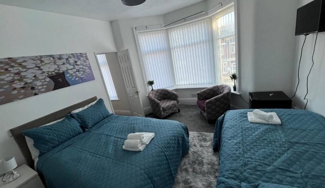 Budget Twin Family Room 5mins walk to the Beach