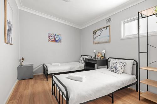 Budget Twin Room in Belmore - Convenient Stay Near Shops - Shared Bathroom