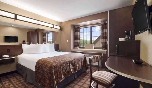 Budget Wise Stay for Couple Traveler | Free Parking & Hot Breakfast