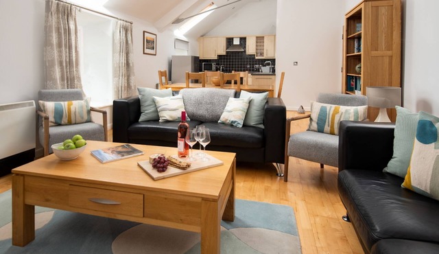 BUDLE BAY LOFT - sleeps 6, third floor penthouse with fantastic estuary views