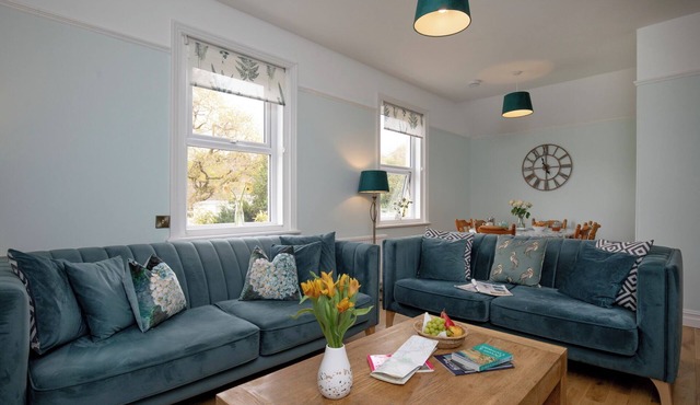 Budleigh Breeze - Three Bedroom Apartment, Sleeps 6