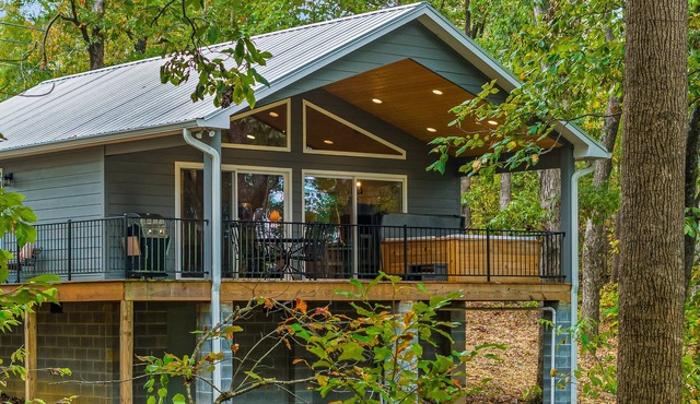 Bud’s Place. Romantic getaway. Hot tub