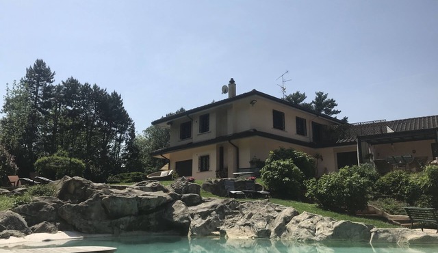 Buen Retiro. An partment in a private villa with park, tennis and swimming pool