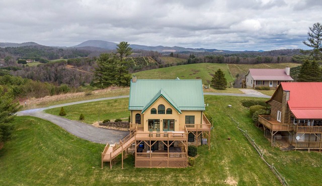 Buena Vista- 4bd 3ba, Fireplace, Hot Tub, walk to New River