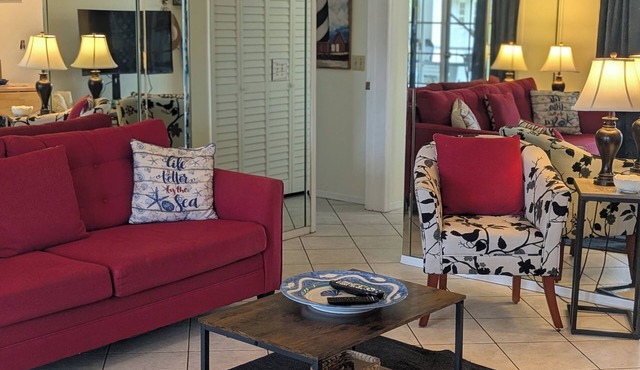 Buff Bay Luxury 1BR King Condo, Private Lanai, Pet-Friendly - Clothing Optional