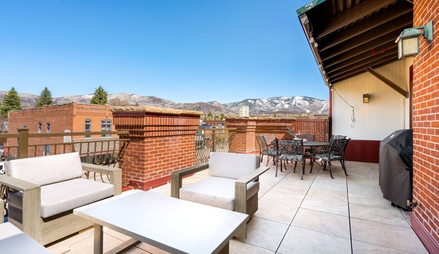 Buff Pass Penthouse, Luxury Downtown Condo w/Mountain Views