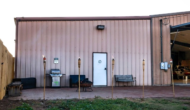 Buffalo airport Fly Inn. 2 bedroom inside a airplane hangar!