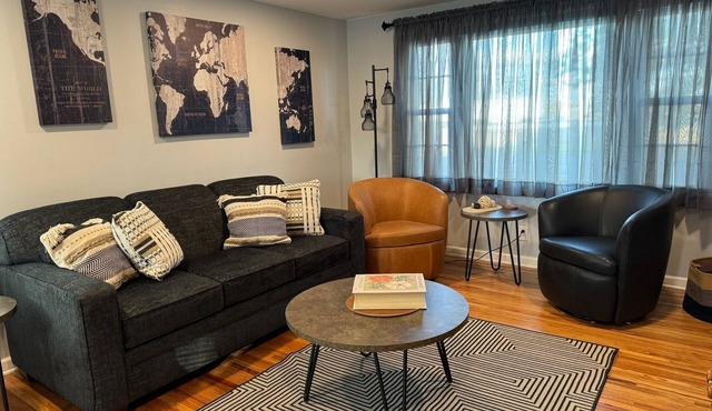 Buffalo Airport Retreat: Spacious-Relaxing-Parking