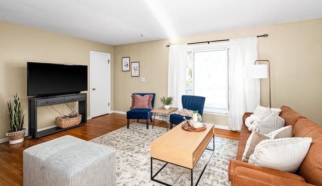 Buffalo Bliss - near Universities and natural areas-Large deck and backyard