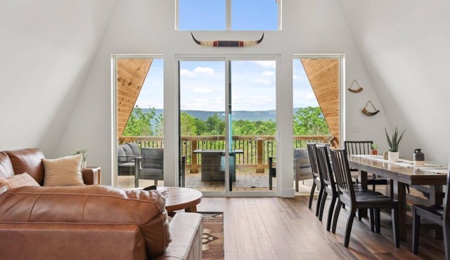 Buffalo Bluff | Western A-frame |Mtn Views + GOATS