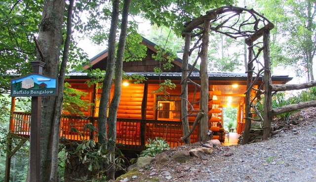 🦬 Buffalo Bungalow.Couples Only: sauna, massage table & much more!