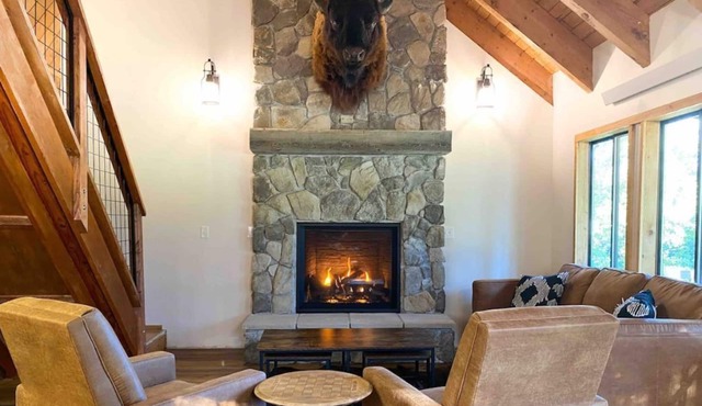 Buffalo Cabin -charming Alpine retreat w/king bed