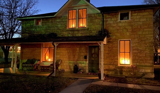 Buffalo Haus: Entire House, Welcoming Historic Limestone House Downtown