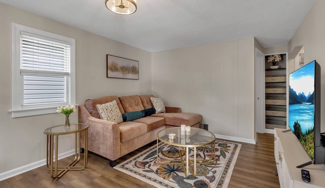 Buffalo/Kenmore Stylish 2-Bedroom, 1 Bathroom Lower Apt. Unit