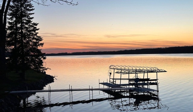 Buffalo Lake Retreat - charming lakefront 3 bedroom house-great fishing and fun