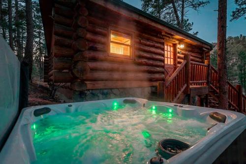 Buffalo Lodge- Cozy Log House with Hot Tub