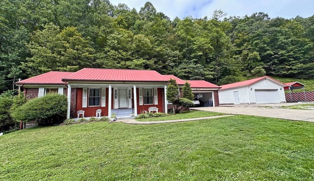 Buffalo Playhouse w/game room. Easy trail access, Direct Trail Access