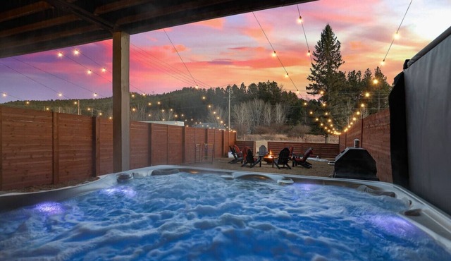 Buffalo Ridge | Hot Tub + Walk to Downtown