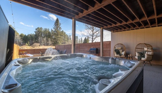 Buffalo Roam | Hot Tub + Nature in Town