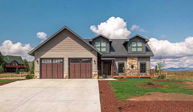 Buffalo Run- Luxury home, dog OK, HOT TUB, near RMNP