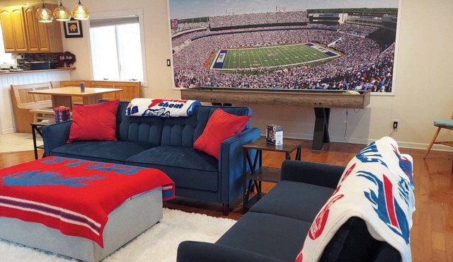 BuffaLove House with Huge yard, Games and Centrally Located!