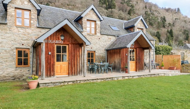 BUGABOO COTTAGE, pet friendly, with a garden in Aberfeldy