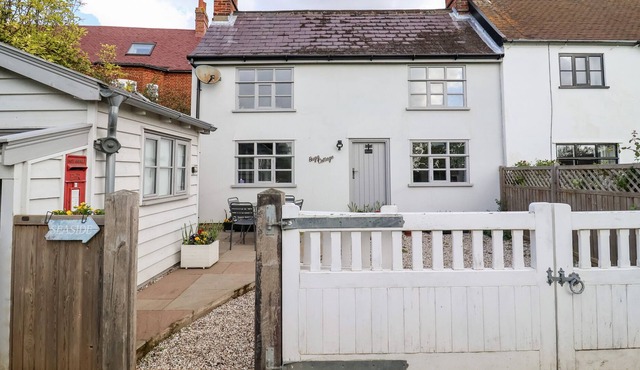 BUGG COTTAGE, family friendly, with a garden in Levington