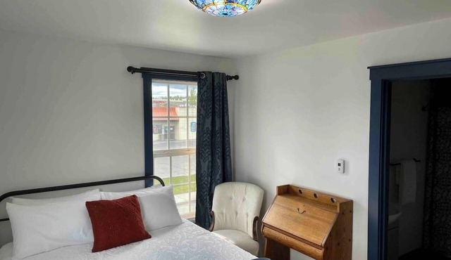Bugge Room 203, Hyland Hotel