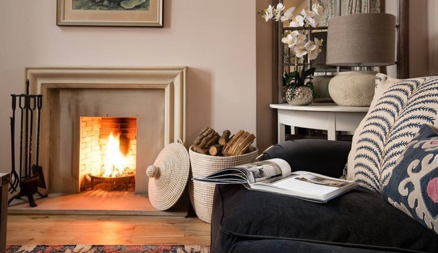 BUGHTRIG COTTAGE - sleeps 4 guests in 2 bedrooms