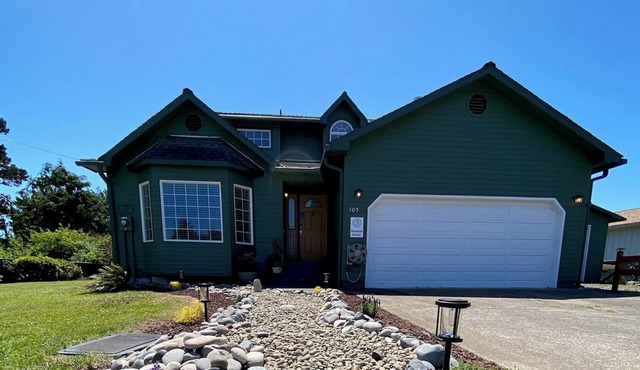 Bugsy's By the Beach ~ Hot Tub & 3rd Night Free!