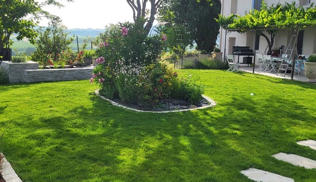 Building in the heart of the Luberon on a wine-growing estate with private swimming pool