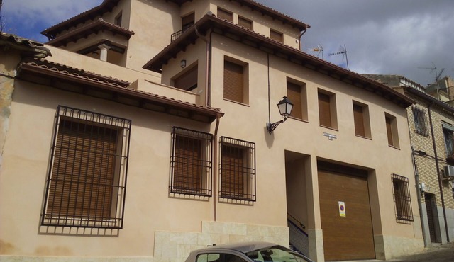 BUILDING IN THE HISTORICAL CENTER, BETWEEN THE CATHEDRAL AND THE RIVER. 12-26 people.