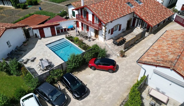 Built 1610, Renovated 2022-Stroll to Town-Heated Pool-Parking-Walk to town-Pets