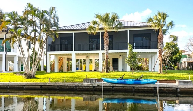 Built 2025 - Canal Front, Gulf Access, Bring your Boat, 3BR, Sleeps 6, Hot Tub