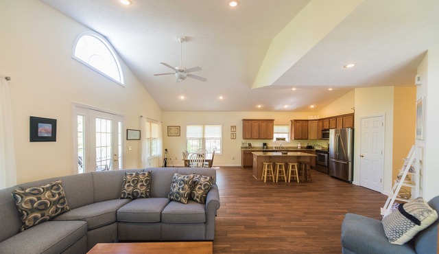 Built in 2007 - 4 BR/3 BA Lakeview in Grand Rivers - The Only City on Both Lakes