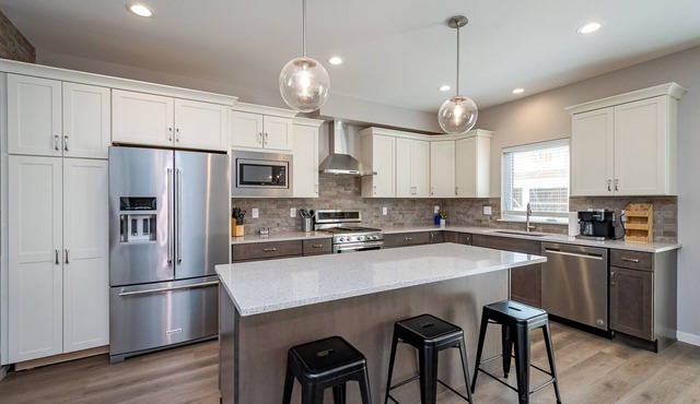 Built in 2021- close to UIHC and Shopping