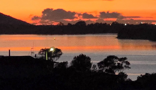 Bulavista AirbnbnnBreathtaking sunrise and spectacular harbour & The mount view.